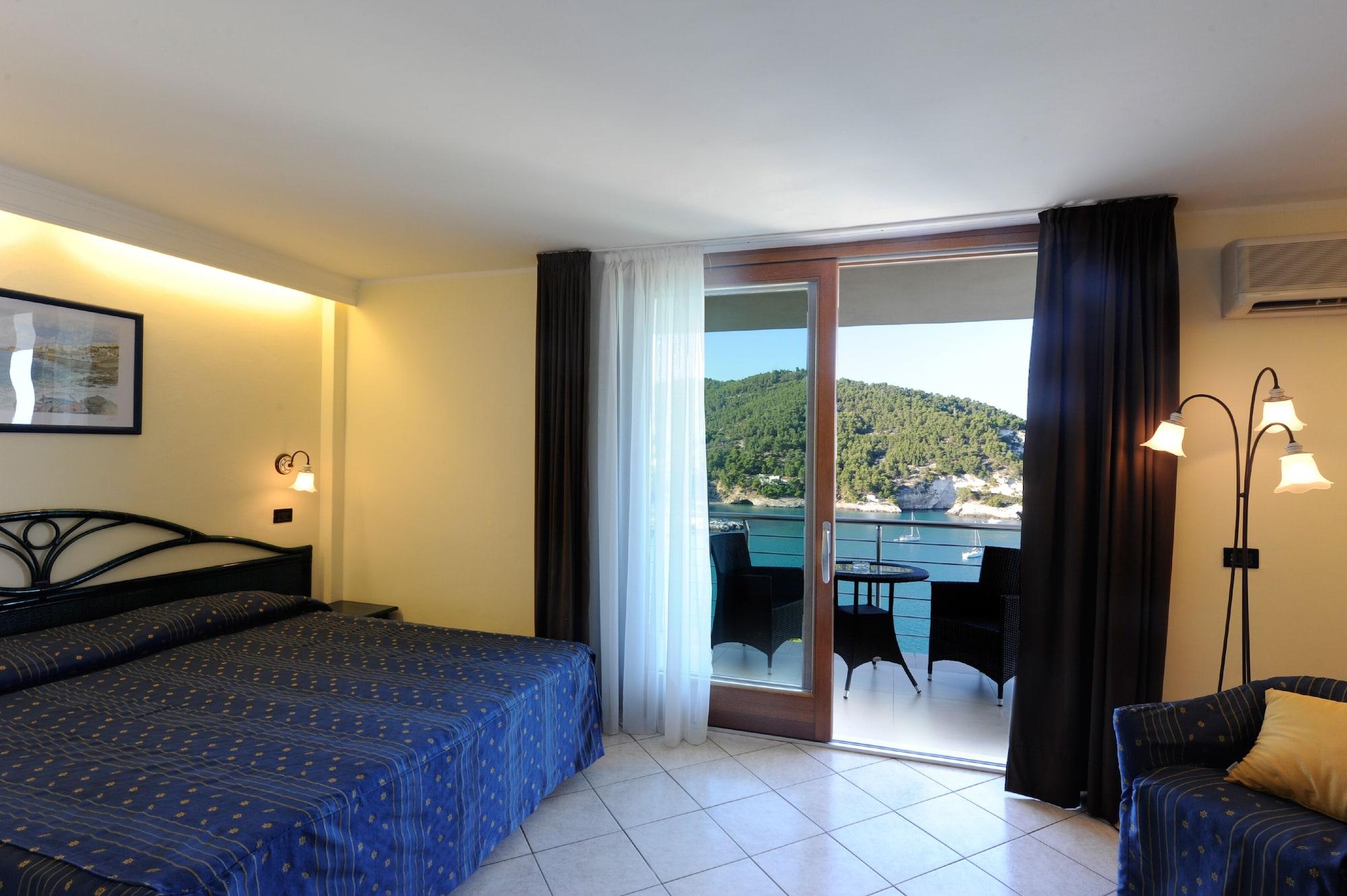 Hotel Pugnochiuso Del Faro 4*